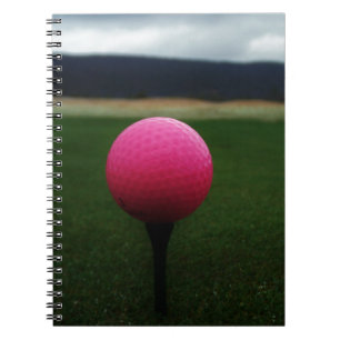Rosa Golf Boll på en golfbana i bergsområden Anteckningsbok Med Spiral