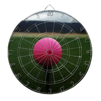 Rosa Golf Boll på en golfbana i bergsområden Darttavla
