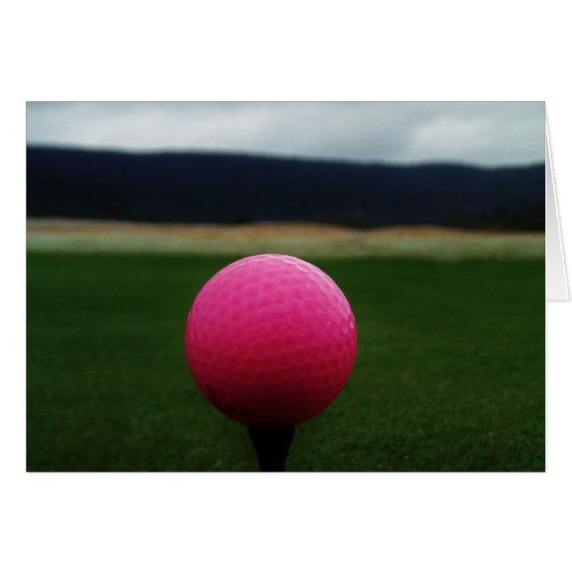 Rosa Golf Boll på en golfbana i bergsområden Hälsningskort (Framsidan Horizontal)