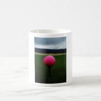 Rosa Golf Boll på en golfbana i bergsområden Kaffemugg