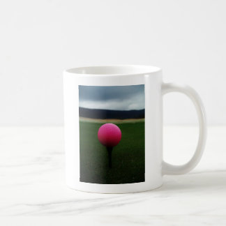 Rosa Golf Boll på en golfbana i bergsområden Kaffemugg