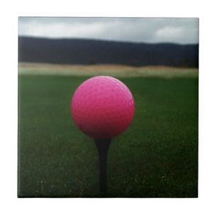 Rosa Golf Boll på en golfbana i bergsområden Kakelplatta