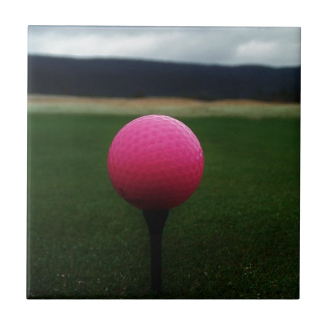 Rosa Golf Boll på en golfbana i bergsområden Kakelplatta (Framsidan)