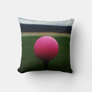 Rosa Golf Boll på en golfbana i bergsområden Kudde