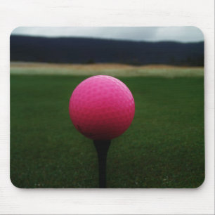 Rosa Golf Boll på en golfbana i bergsområden Musmatta