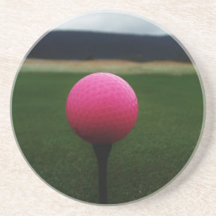 Rosa Golf Boll på en golfbana i bergsområden Underlägg Sandsten