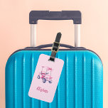 Rosa golf cart namn-skript bagagebricka<br><div class="desc">Anpassa och lägg till ditt monogram brev,  initialer. Rosa bakgrund. Dekorerad med en rosa golfvagn med gigabb. Vit text,  handskript i stil.</div>