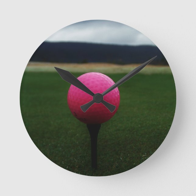 Rosa golfboll på en berggolfbana rund klocka (Framsida)