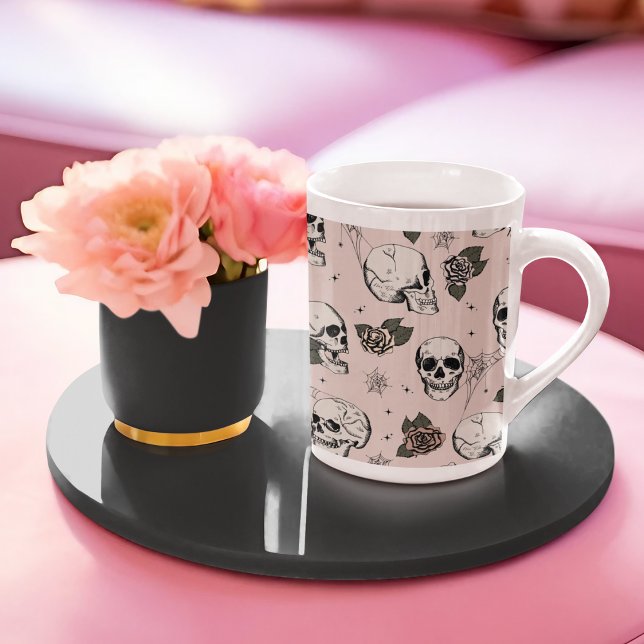  Rosa Gothic Döskallars och Ro Halloween Benporslin Mugg (Elegant and Girly Blush Pink Gothic Skulls and Roses Pattern, Hand-Drawn in Black Ink.)