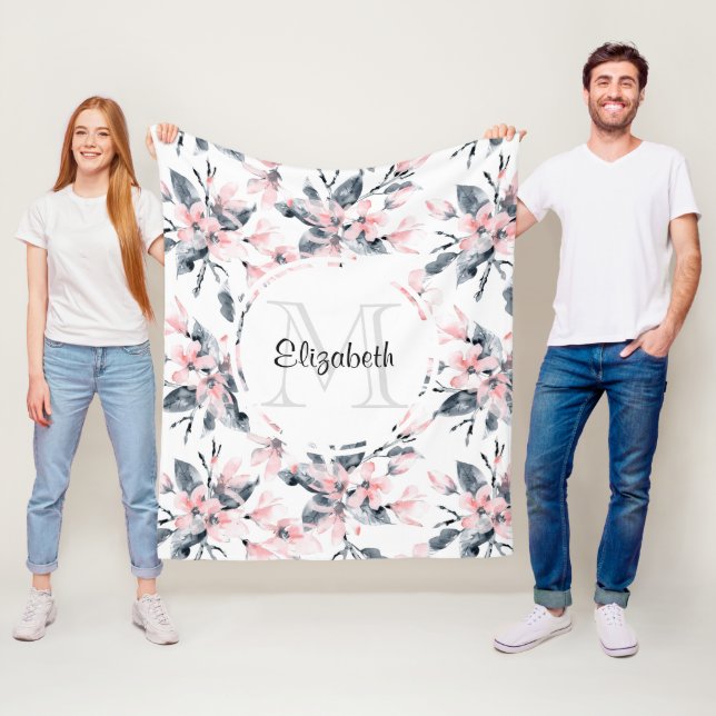 Rosa & Grått Blommigt Vattenfärg Mönster Monogram Fleecefilt (På plats)