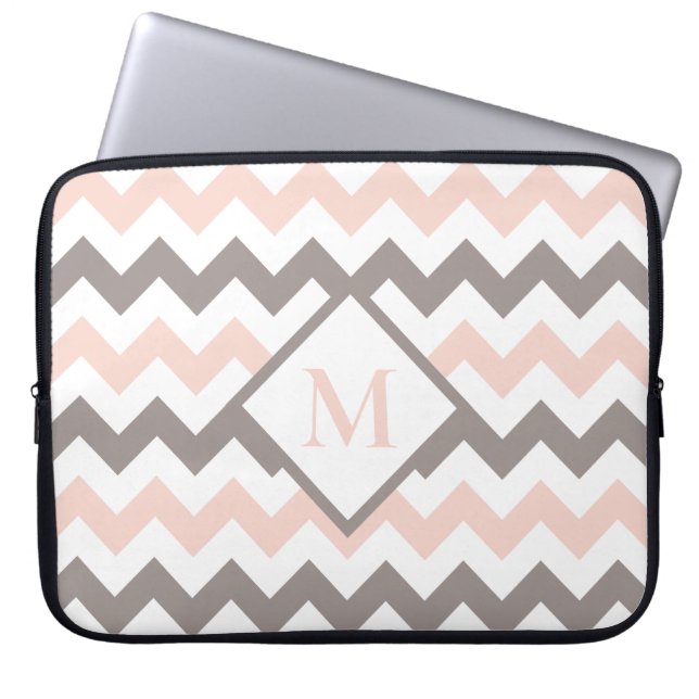  Rosa Grått Chevron Mönster Monogram Laptop Fodral (Framsidan)