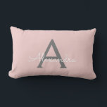 Rosa Grått Girly Script Monogram Namn Modern Lumbarkudde<br><div class="desc">Rosa och Grått Monogram Lägg till din egen Namn Lumbar Pillow. Det gör perfekten söt 16-årsjubileum,  bröllop,  möhippa,  årsdag,  babydusch eller bachelorette-fest för någon som glam lyxen och chic stilar i kärlek.</div>