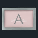 Rosa Grått Modern Script Girly Monogram Namn<br><div class="desc">Rosa och Grått Enkelt skript Monogram Namn Bälte Buckle. Detta gör perfekt studenten,  söt 16 16,  18,  21,  30,  40,  50,  60,  70,  80,  90:e,  100-årsdag,  bröllop,  möhippa,  årsdag,  babydusch eller bachelorette-gåva till någon som glam lyx och chic stilar.</div>