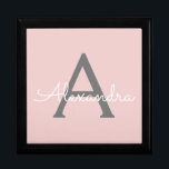 Rosa Grått Modern Script Girly Monogram Namn Minnesask<br><div class="desc">Rosa och Grått Simple script Monogram Namn Jewelry Keepsakbox. Det gör perfekt studenten,  födelsedag,  bröllop,  möhippa,  årsdag,  babydusch eller bachelorette-fest till någon som glam lyx och chic stilar.</div>