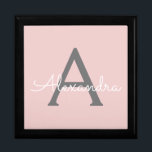 Rosa Grått Modern Script Girly Monogram Namn Minnesask<br><div class="desc">Rosa och Grått Simple script Monogram Namn Jewelry Keepsakbox. Det gör perfekt studenten,  födelsedag,  bröllop,  möhippa,  årsdag,  babydusch eller bachelorette-fest till någon som glam lyx och chic stilar.</div>