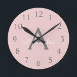 Rosa Grått Modern Script Girly Monogram Namn Rund Klocka<br><div class="desc">Rosa och Grått Simple Script Monogram Namn Clock. Det gör perfekten söt 16-årsjubileum,  bröllop,  möhippa,  årsdag,  babydusch eller bachelorette-fest för någon som glam lyxen och chic stilar i kärlek.</div>