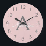 Rosa Grått Modern skript Girly Monogram Namn Stor Klocka<br><div class="desc">Rosa och Grått Simple Script Monogram Namn Clock. Det gör perfekten söt 16-årsdag,  bröllop,  möhippa,  årsdag,  barndusch eller filmfest för någon som kärlek glam lyx och chic stilar.</div>