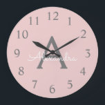 Rosa Grått Modern skript Girly Monogram Namn Stor Klocka<br><div class="desc">Rosa och Grått Simple Script Monogram Namn Clock. Det gör perfekten söt 16-årsdag,  bröllop,  möhippa,  årsdag,  barndusch eller filmfest för någon som kärlek glam lyx och chic stilar.</div>