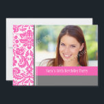 Rosa Grått Photo 18th Födelsedagsfest inbjudan<br><div class="desc">Anpassningsbar fotomall 18:e Födelsedagsfest inbjudan i elegant och söt ljus mörk shock rosa,  kolhaltig grått och vitt kompress blommigt och chic. Lägg till namn,  foto och party för en unik snyggt 18:e födelsedagsfest inbjudan.</div>