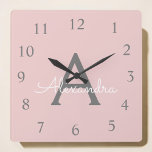 Rosa Grått Script Monogram Girly Namn Fyrkantig Klocka<br><div class="desc">Rosa och Grått Script Monogram Namn Clock. Det gör perfekten söt 16-årsjubileum,  bröllop,  möhippa,  årsdag,  babydusch eller bachelorette-fest för någon som glam lyxen och chic stilar i kärlek.</div>