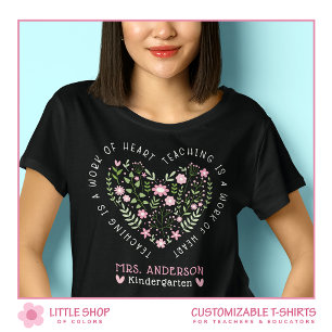 Rosa Grön Blommig Undervisning är ett Hjärta utåt T Shirt