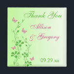 Rosa, grön blomster fjäril bröllopspresent magnet<br><div class="desc">Denna rosa och gröna blommiga tack bröllopspresent magnet har rosa och gröna SIMULERADE glitterfjärilar och blommor på sig som matchar bröllopsinbjudan nedan. Om det finns andra matchande föremål du behöver,  vänligen mejla din förfrågan till niteowlstudio@gmail.com.</div>