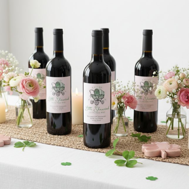 Rosa Grönt Lucky Shamrock St Patricks Baby Shower Vinflaska Etikett (Elegant Irish Baby Shower Pink Wine Bottle Label. Vintage Baby Carriage Drawing with Green Shamrocks)
