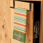 Rosa Grönt Modern Rand Snyggt - ursprungligt efter Kökshandduk<br><div class="desc">Chic Modern StylishPink Grönt Kitchen towel med Monogram Initial och Efternamn. Dessa unika kökshanddukar är en perfekt gåva för att fira en födelsedag, pension, årsdag, party, gåva från bröllop, etc.. ett roligt för att fira alla tillfälle. Koppla ihop det med flaska i vin och ge en underbar gåva till vänner,...</div>