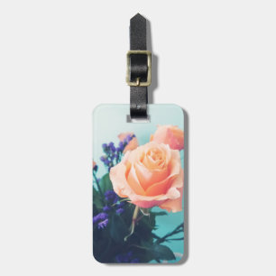 rosa gul ros med mintgrön bakgrund bagagebricka