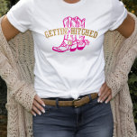 Rosa Guld Gettin' Hitched Bride T-shirt<br><div class="desc">Fira den brud som ska bli med dessa söta "gettin"-hakade" bachelorettfest eller möhippa t-shirts.</div>