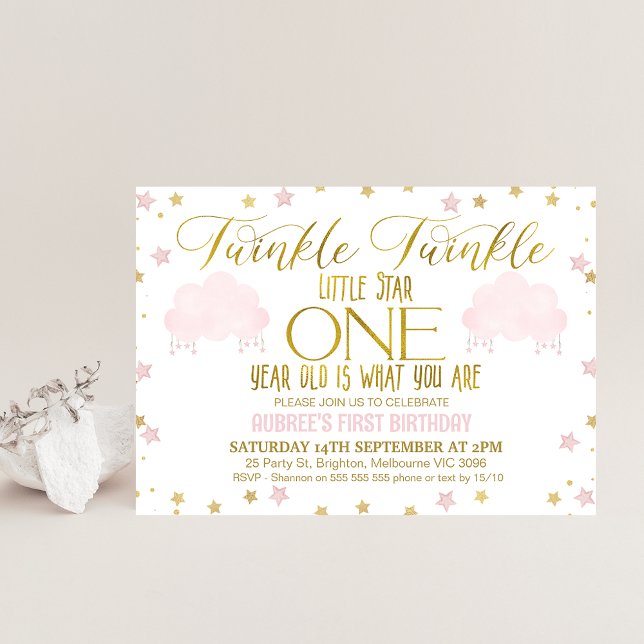 Rosa Guld Girl Girl's Twinkle Little Star 1s Birth Inbjudningar (Cute twinkle twinkle little star girl's birthday invitation featuring two pink clouds and stars.)