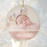 Rosa Guld Glam Anpassningsbar Girl Baby Photo Pers Julgransprydnad Keramik<br><div class="desc">Den här eleganten är ett underbart sätt att visa ditt favoritfoto av nyfödd bebis-flickan i familjen. Byt enkelt ut exempelfotot mot ditt eget, och anpassa det sedan genom att lägga till baby namn i ett vitt handskriftsskript över rosa och faux guld-folie. Och idealisk gåva till den nya mamma eller mormor....</div>