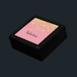 Rosa Guld Glitter Monogram Namn Girly Minnesask<br><div class="desc">Bakgrund för kvinnlig rosa med övertäckning av guld glitter. Skripttext för svart trendig.</div>