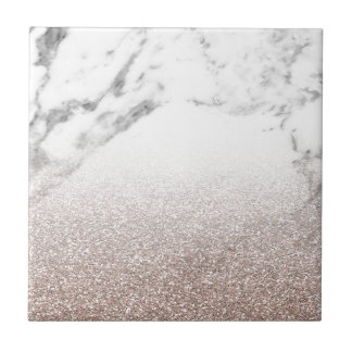 Rosa guld- glitter på marmor kakelplatta