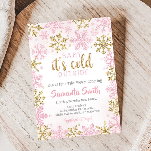 Rosa Guld Snöflingor Kall utanför babyskor Inbjudningar (Baby It's Cold Outside Pink Gold Snowflakes Baby Shower Invitation)