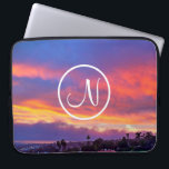 Rosa gult blå solnedgång anpassningsbar monogram f laptop sleeve<br><div class="desc">Skriv in ett valfritt monogram brev och "gör din egen magi" när du användor den här fantastiska fotografieringen av Neoprene laptop sleeve som består av ett dramatiskt upplyst solnedgång i blått, rosa, orange och gult. Laptop sleeve finns i tre storlekar: 15, 13 och 10 tum. Gör en underbar gåva till...</div>