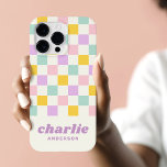 Rosa gult lila blue checkerboard<br><div class="desc">Telefonfodral med ett ljust rosa,  gult,  lila och akvavblått schackbräde mönster och ditt namn i ett stil,  lila-teckensnitt med en anpassningsbar nedan. Alla färg är anpassade.</div>