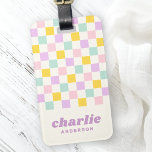 Rosa gult lila blue checkerboard namn bagagebricka<br><div class="desc">Bagage med ett ljust rosa,  gult,  lila och akvafblått schackrat mönster och ditt namn i ett stil,  lila teckensnitt med en anpassningsbar med texten nedan. Alla färg är anpassade. Lägg till kontaktinformation på baksidan</div>