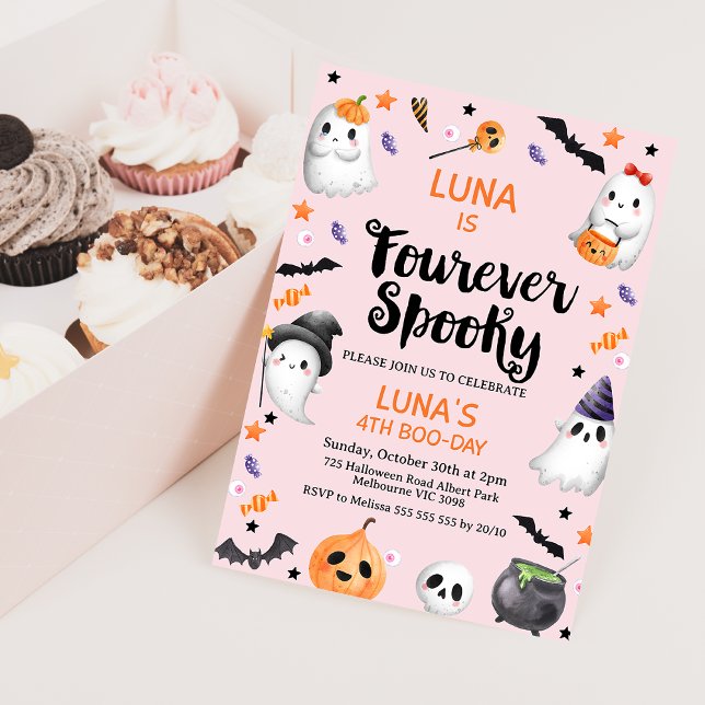 Rosa Halloween Fourever Spooky 4e födelsedagen Inbjudningar (Pink Halloween Fourever Spooky 4th Birthday Invitation, Pastel Halloween 4th Birthday Invite, Curly)