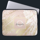 rosa handflatan träd löv monogram laptop fodral<br><div class="desc">En elegant,  en modern tropisk sommartid abstrakt mönster. Bakgrund för Rustic ro guld och vit handflatan träd löv. Dekoreras med faux guld-penseldrag. Lägg till ditt namn och monogram brev.</div>