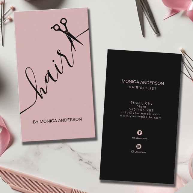 Rosa hårmanus stylist sax vertikal visitkort (Blush Pink Hair Script Stylist Scissors Vertical Business Card)