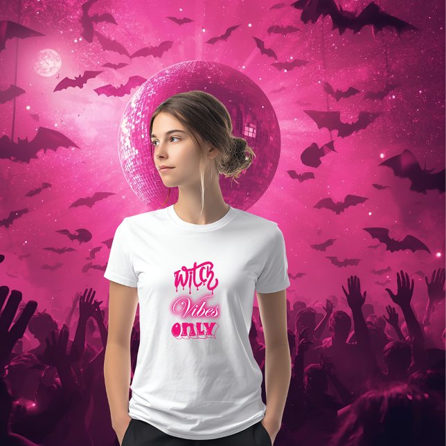 rosa häxvibes endast halloween typografi t shirt (Skapare uppladdad)