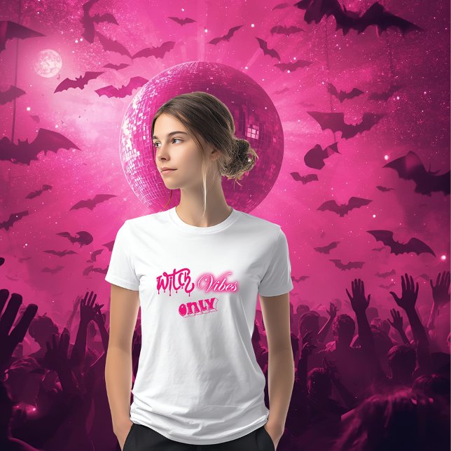 rosa häxvibes endast halloween typografi t shirt (Skapare uppladdad)