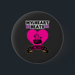 Rosa Heart Idol Singing KPop Music Kärlek Design Knapp<br><div class="desc">Den här söta K-Pop-designen har ett rosa hjärta med en jodol som sjunger och frasen "Mitt hjärta slår K-Pop". Perfekt för fläkt som adderar idoler,  musik och koreanska popkulturer med färgstarka,  roligt- och snyggt-virus.</div>