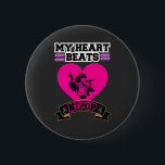 Rosa Heart Idol Singing KPop Music Kärlek Design Knapp<br><div class="desc">Den här söta K-Pop-designen har ett rosa hjärta med en jodol som sjunger och frasen "Mitt hjärta slår K-Pop". Perfekt för fläkt som adderar idoler,  musik och koreanska popkulturer med färgstarka,  roligt- och snyggt-virus.</div>