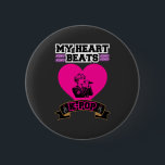 Rosa Heart Idol Singing KPop Music Kärlek Design Knapp<br><div class="desc">Den här söta K-Pop-designen har ett rosa hjärta med en jodol som sjunger och frasen "Mitt hjärta slår K-Pop". Perfekt för fläkt som adderar idoler,  musik och koreanska popkulturer med färgstarka,  roligt- och snyggt-virus.</div>