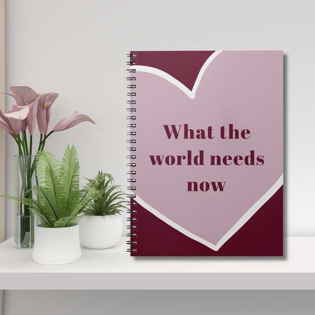 Rosa Heart Motivation Quote Maroon Anteckningsbok (Pink Heart What the World Needs Now Motivational Quote Maroon Notebook)