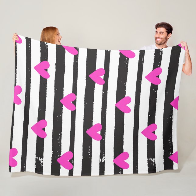 Rosa Hearts on Black and White Rand Fleecefilt (På plats)