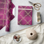 Rosa Helgdag Damask Metallic Guld Presentpapper<br><div class="desc">Djup rosa/plommon,  metallisk bakgrund med fuktmönster från faux guld glitter för en vacker julklapp som är papper för helgdag. Så chic. Så söt för säsongen eller tillfälle. Det är så elegant.</div>