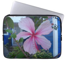 Rosa hibiscus-blomman på laptop sleeve
